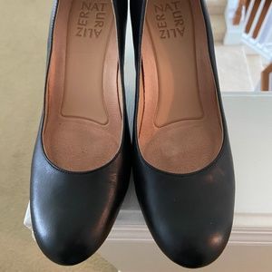Black Leather Naturalizer Pumps-Size 6 and 1/2.